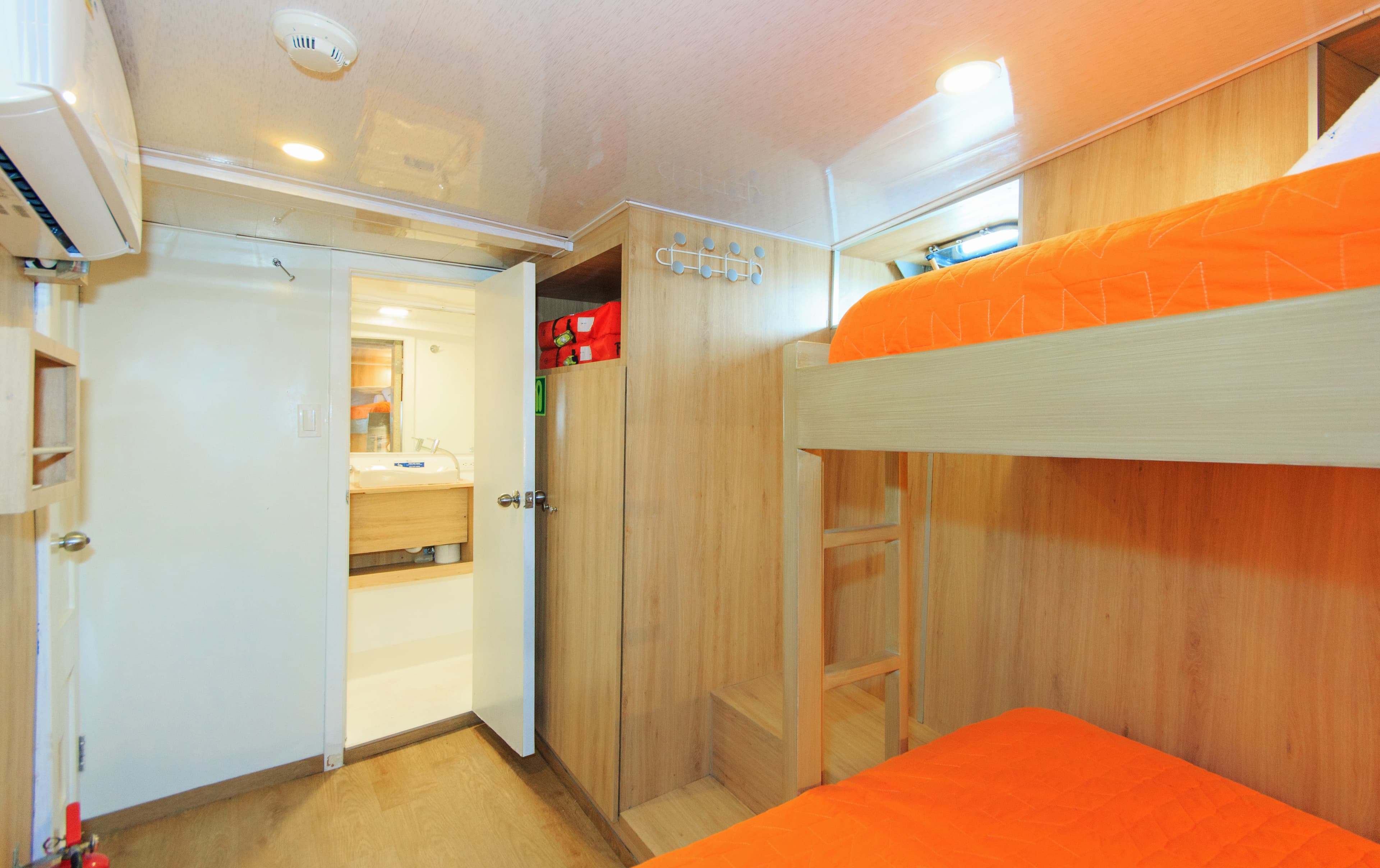 Lower Deck Twin Cabin Cabin